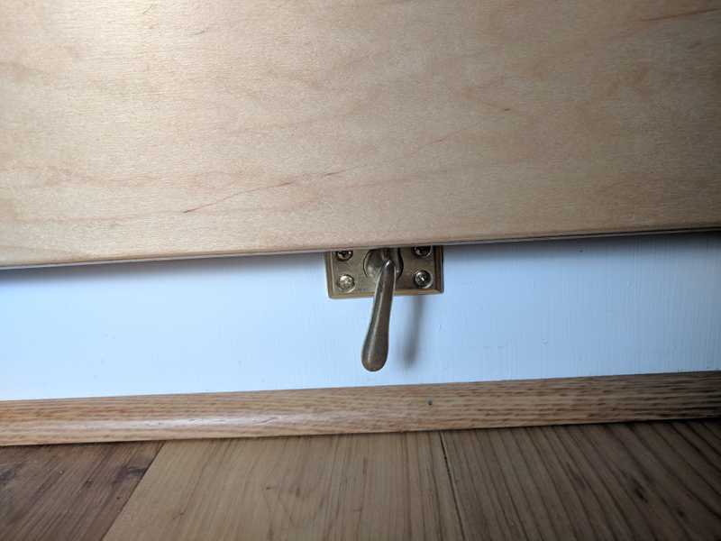 The latch that secures the folding counter